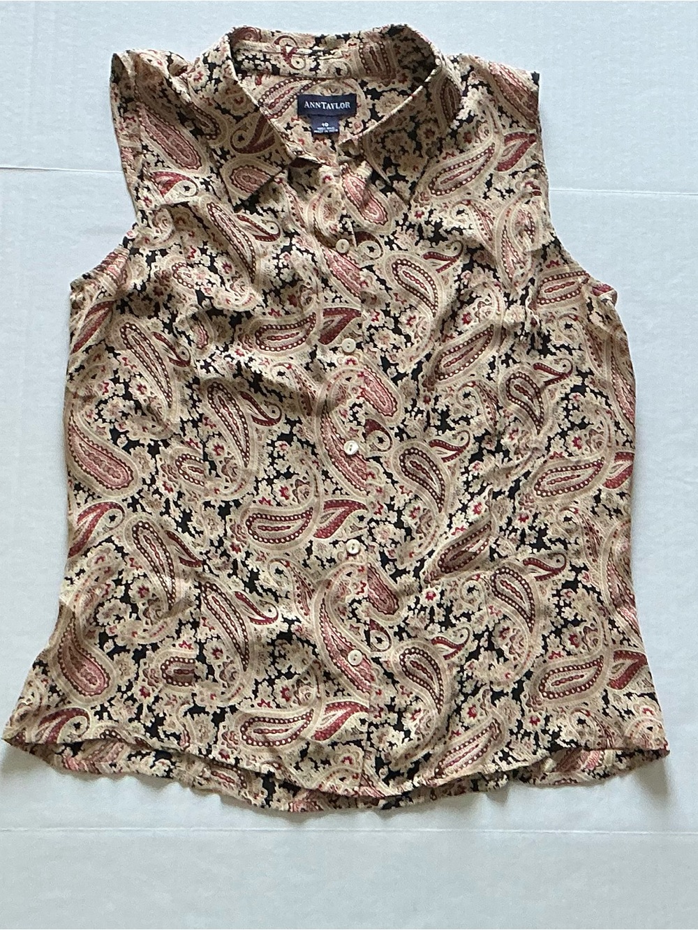 Ann Taylor sleeveless collared button-front blouse